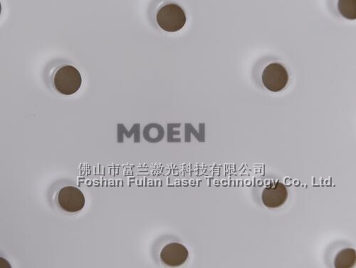 白(bái)底透明(míng)亞克力激光(guāng)打灰色字符